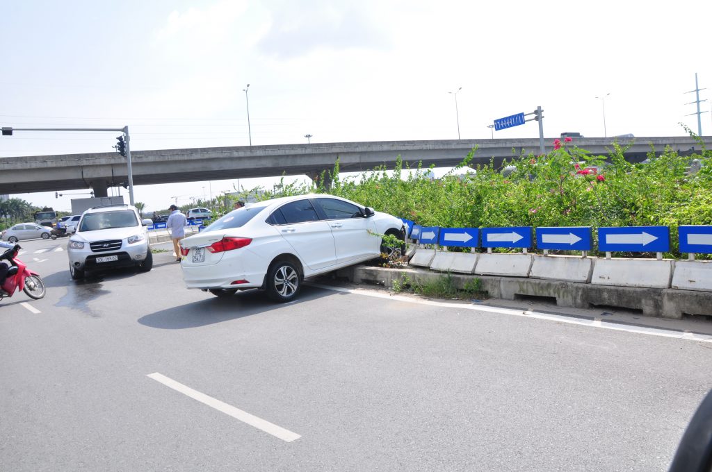 xe ô tô mất lái và cách xử lý