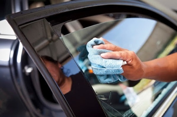 kính ô tô bị kẹt