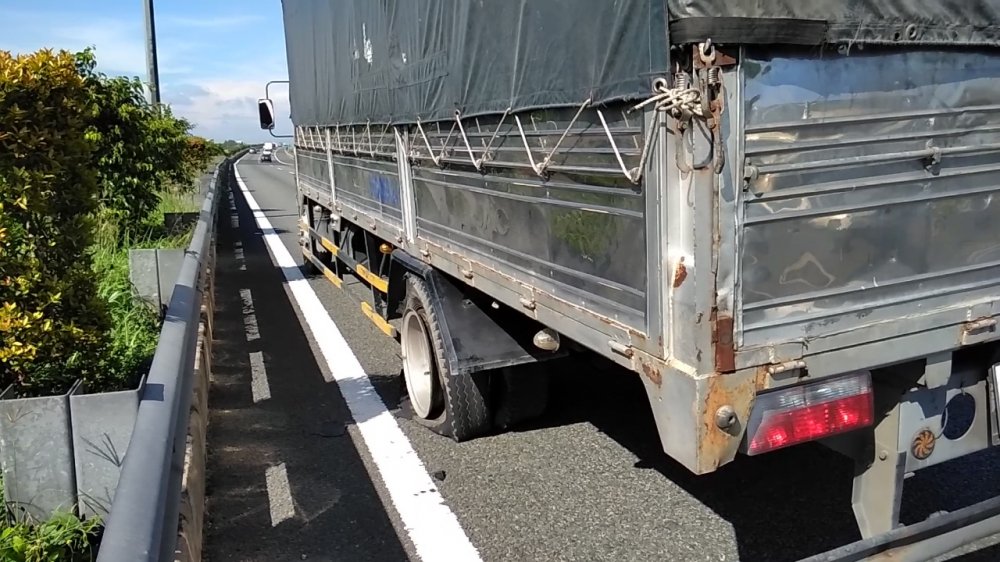 nổ lốp xe trên cao tốc xử lý như thế nào