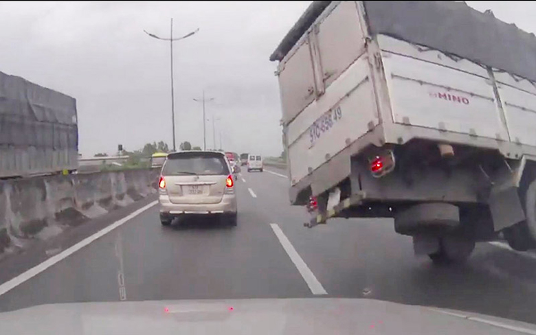 tại sao nổ lốp xe trên cao tốc