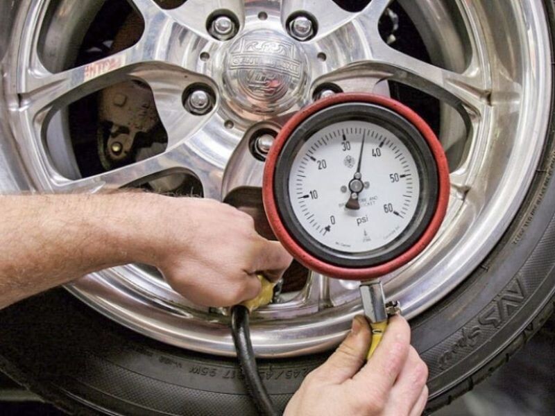 Lốp xe tải nên bơm bao nhiêu Kg?