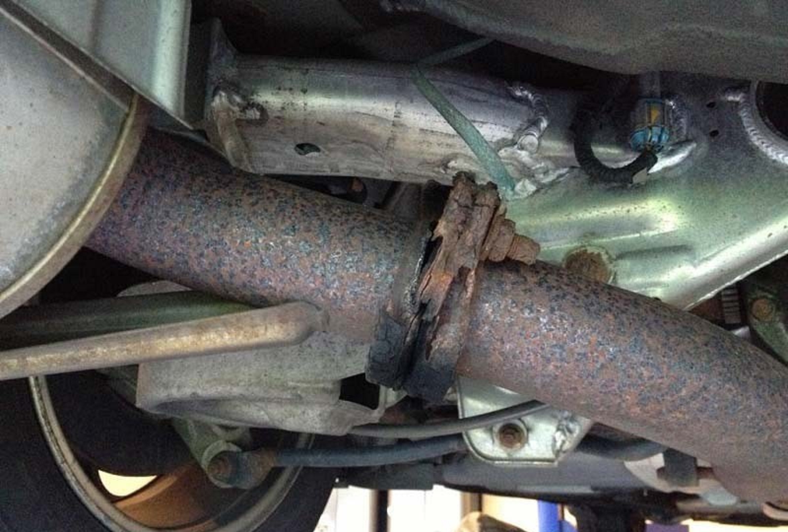 Xử lý âm thanh lạ từ hệ thống ống xả