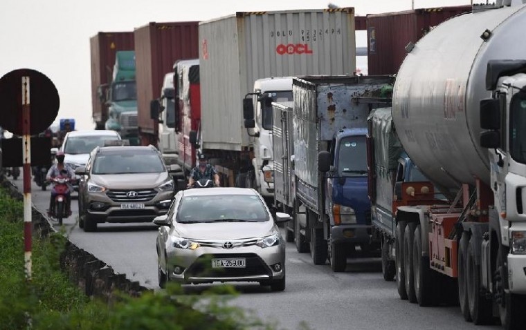 Làm gì khi gặp nhiều xe container trên đường?