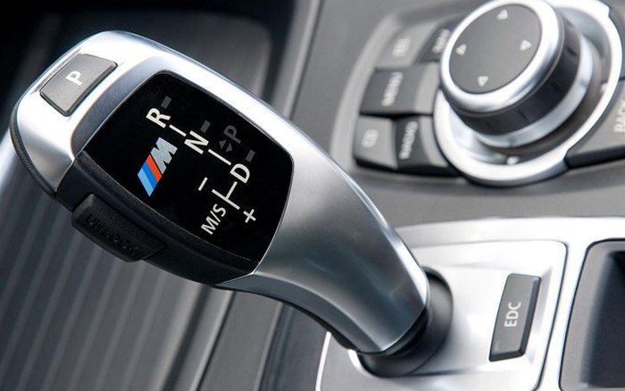 Vì sao không nên dùng 2 chân khi lái xe số tự động?