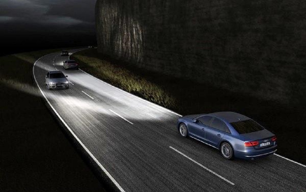 Cách sử dụng đèn pha ô tô để xin đường và nhường đường