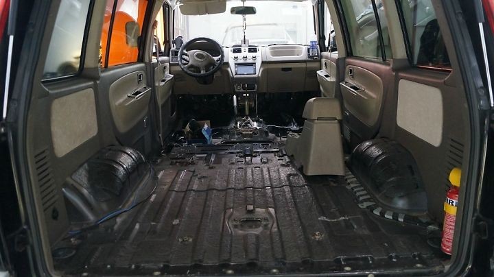 bảo dưỡng Ghế và tấm trải sàn ô tô sau ngập nước