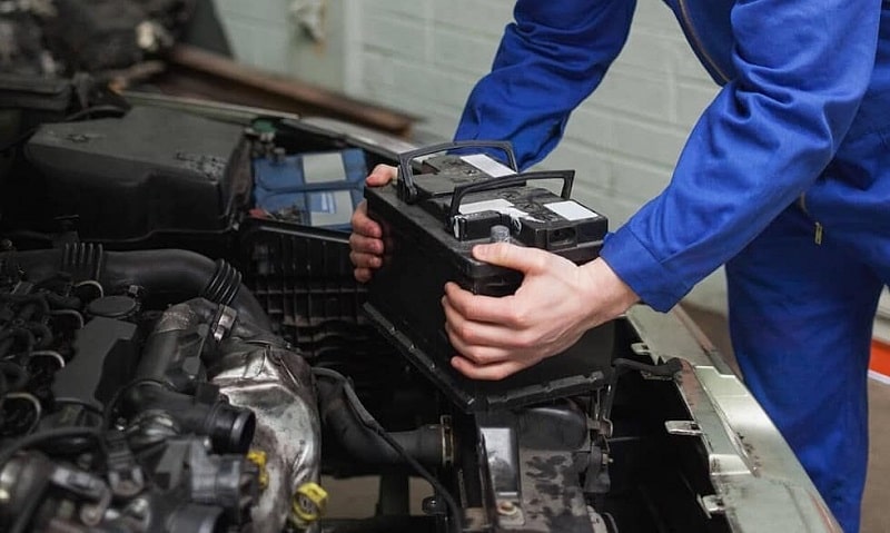 thay ắc quy xe ô tô đúng cách