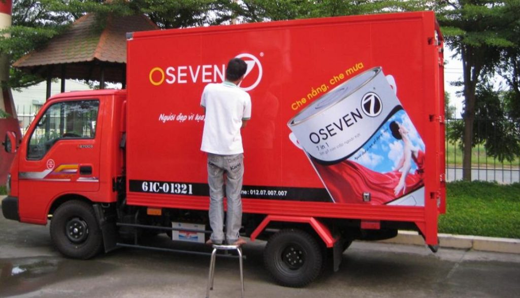 Dán quảng cáo trên thùng xe tải có bị phạt không?