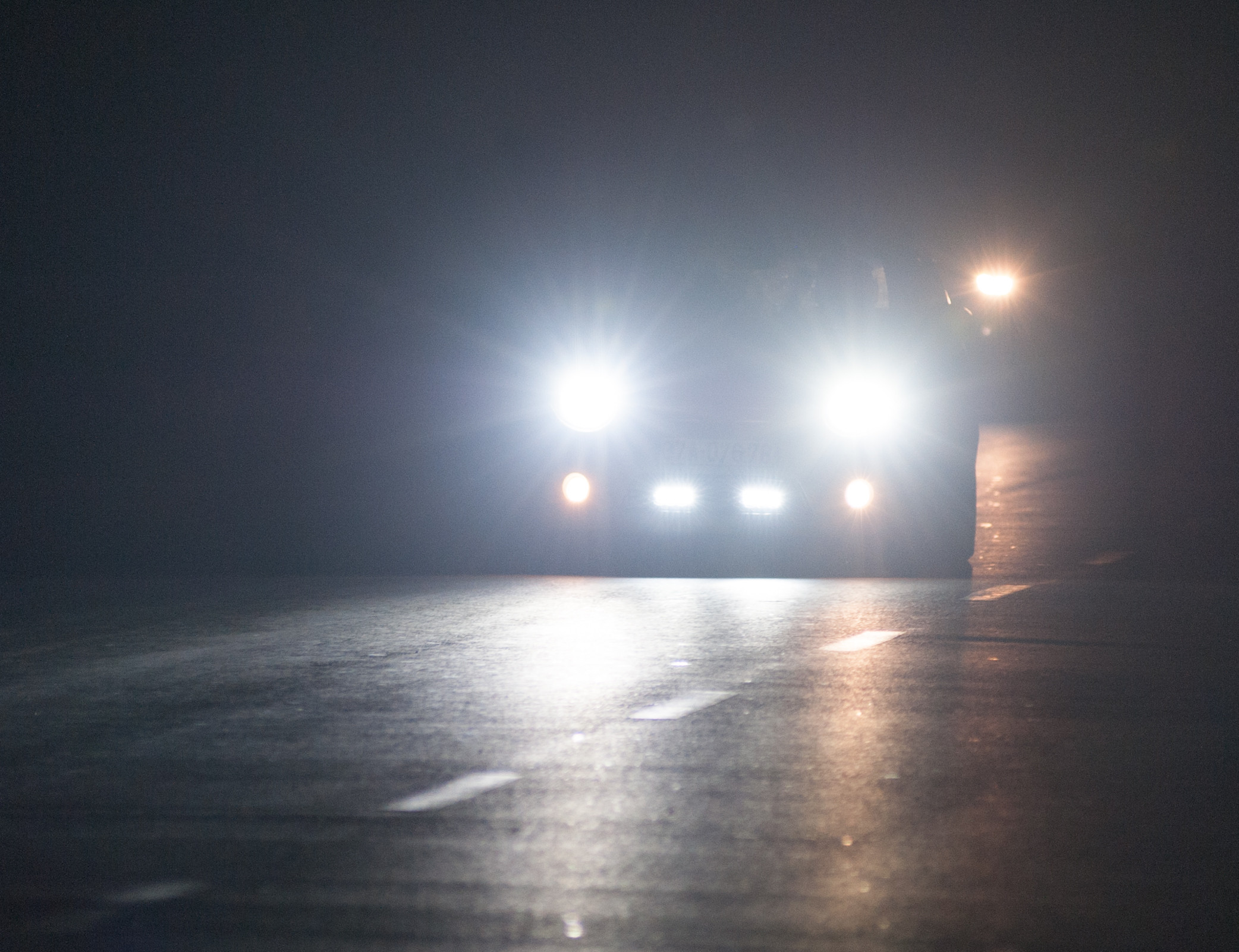 Cách sử dụng đèn pha ô tô để xin đường và nhường đường