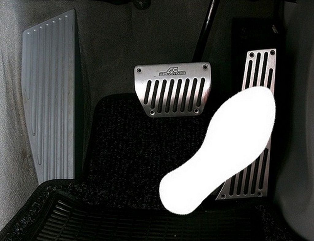 Vì sao không nên dùng 2 chân khi lái xe số tự động?