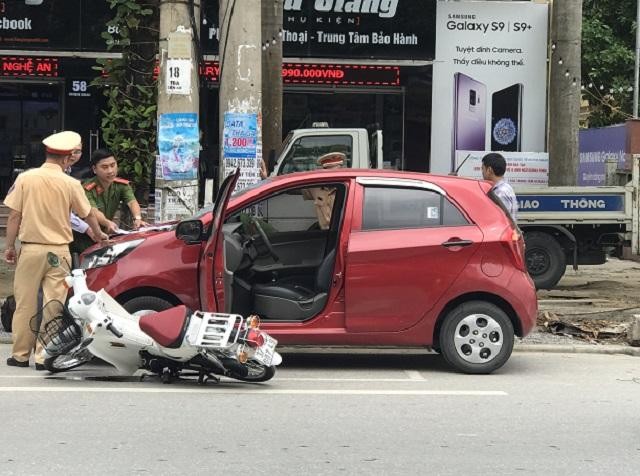 Thiếu quan sát khi mở cửa xe