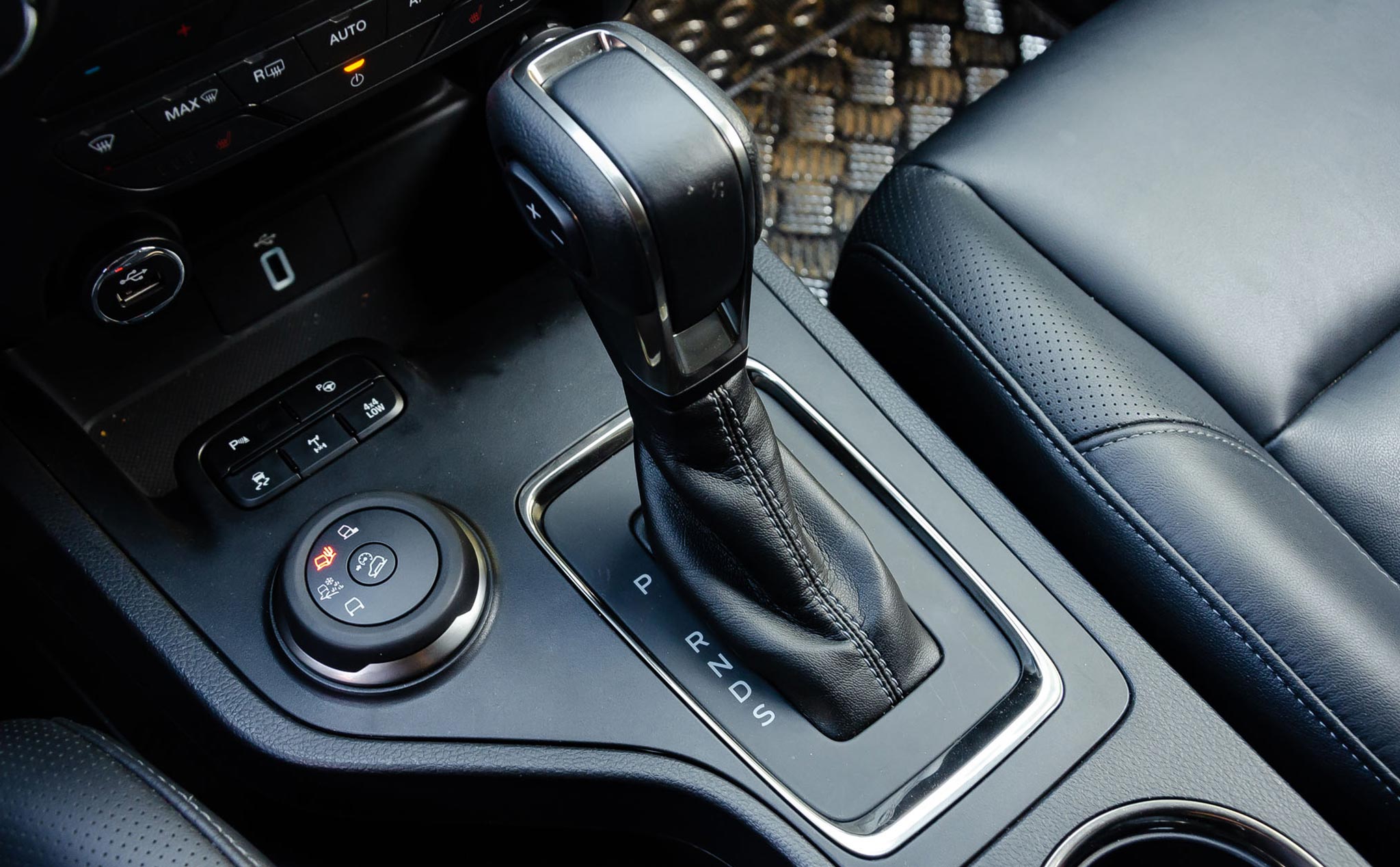 dừng đèn đỏ về số N hay P