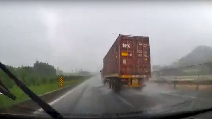 kinh nghiệm lái xe dưới trời mưa