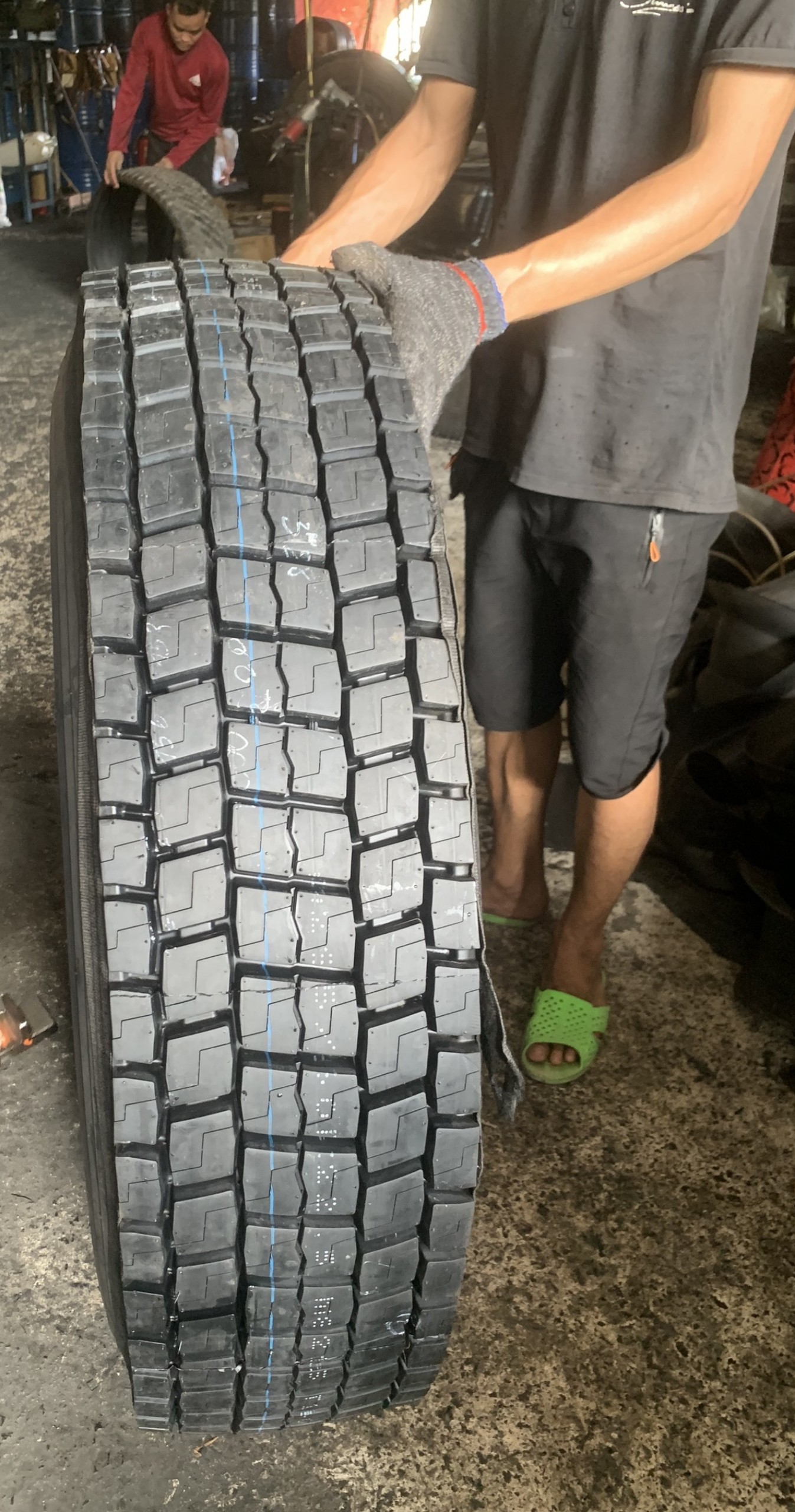 lốp xe container tại bình thuận