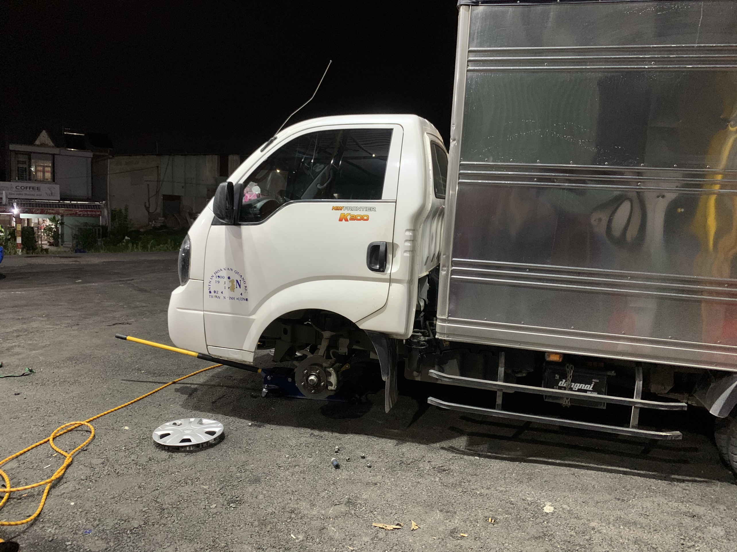 thay lốp xe tải giá rẻ