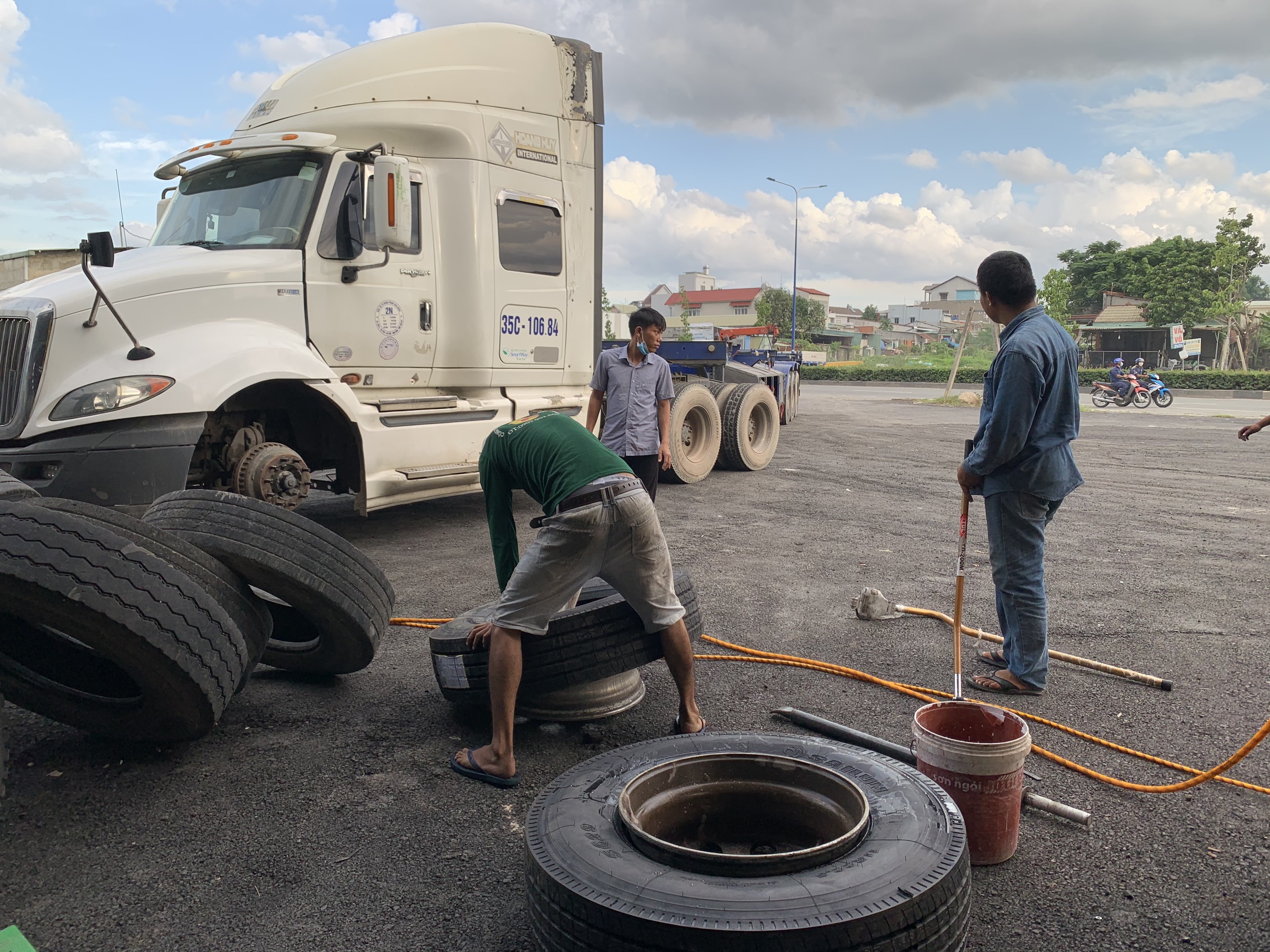 thay lốp xe container tại bình dương