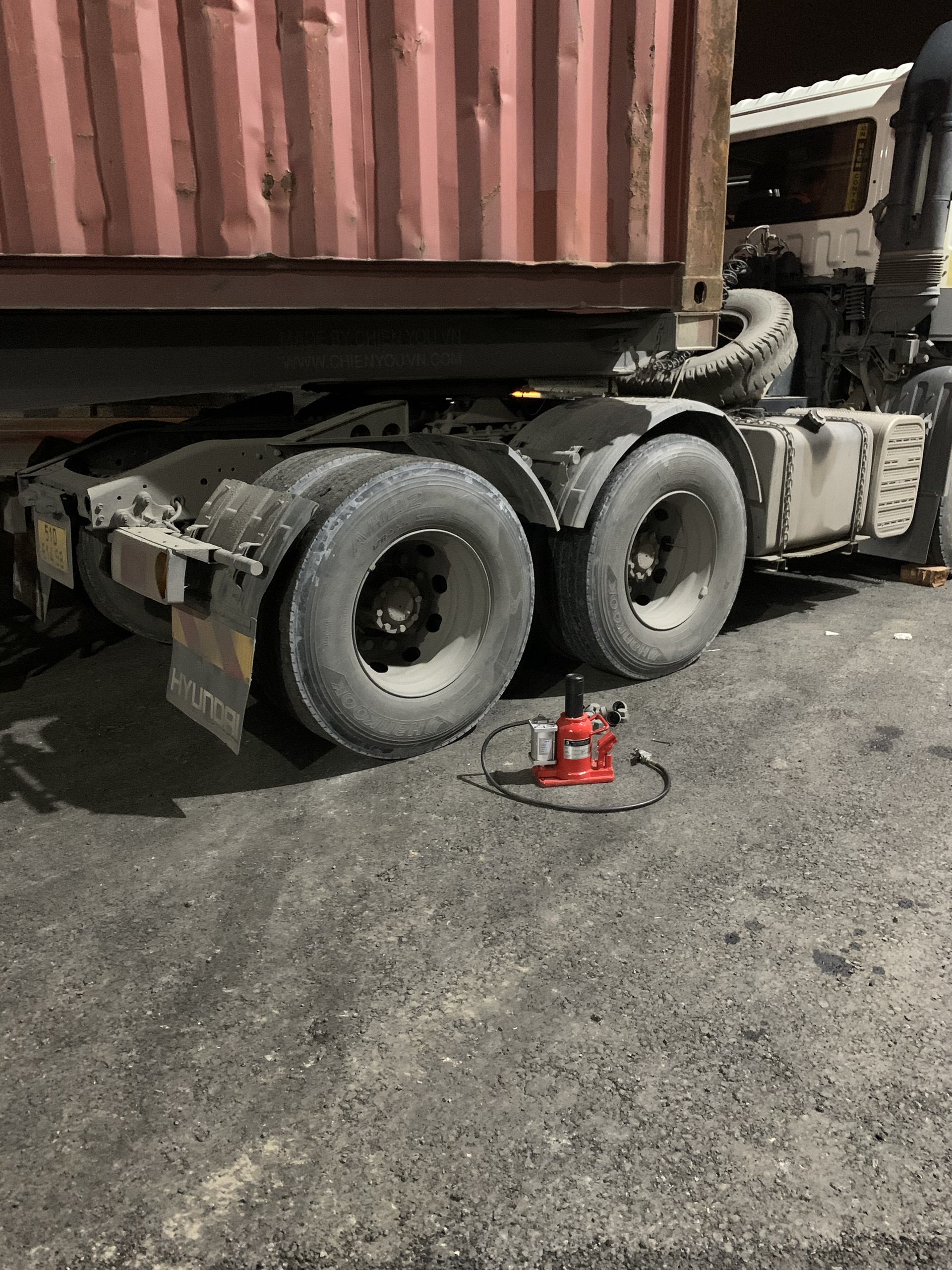 thay lốp xe tải ở đâu