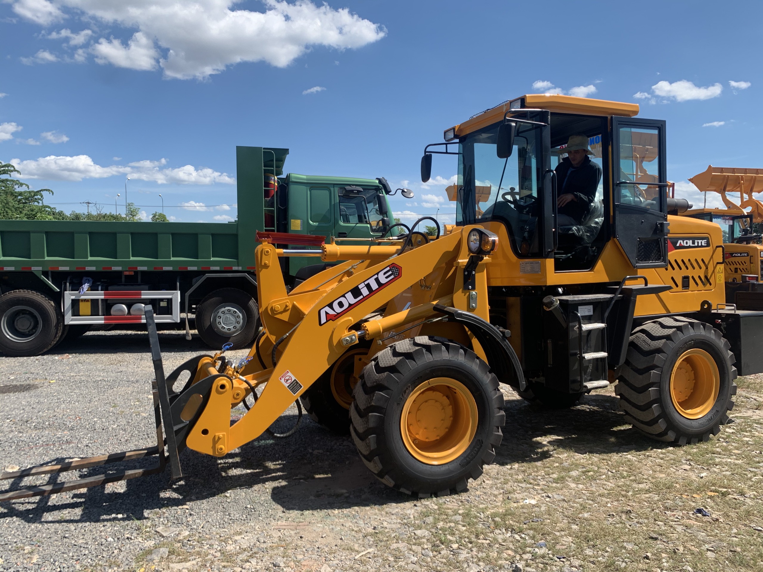 lốp máy xúc lật giá rẻ