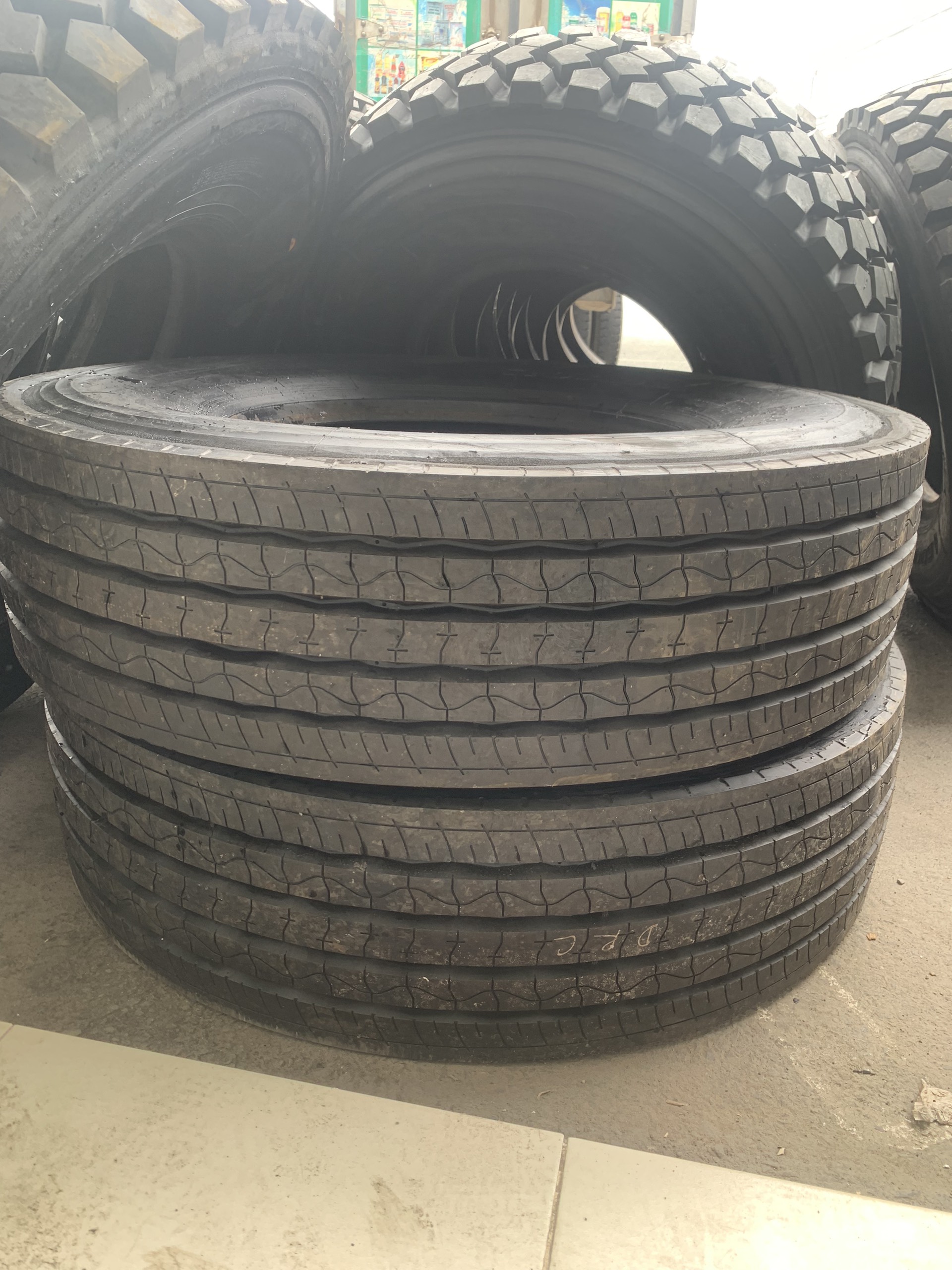 đại lý lốp xe đầu kéo - container