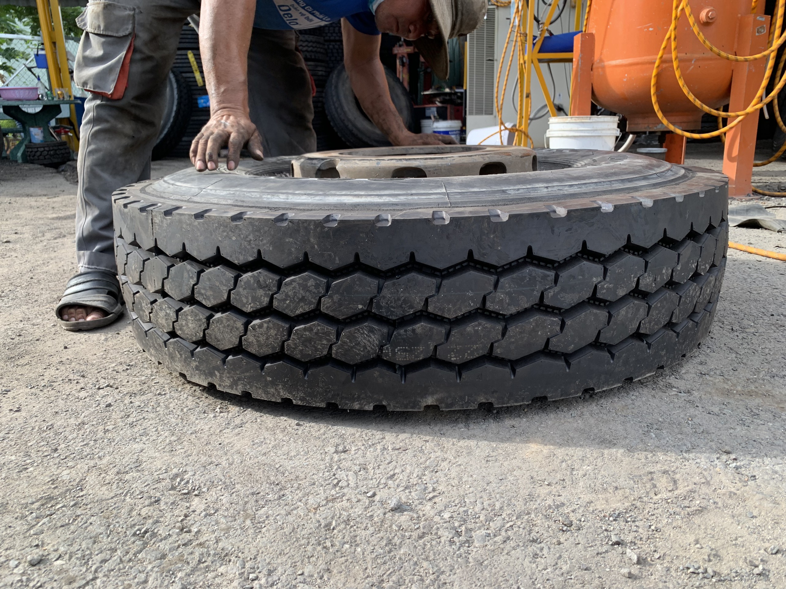 thay lốp xe container giá rẻ