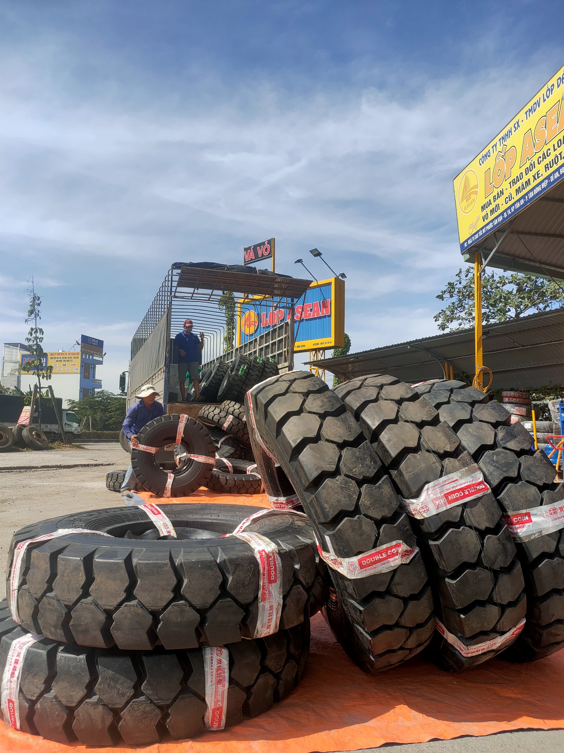thay lốp xe tải tận nơi
