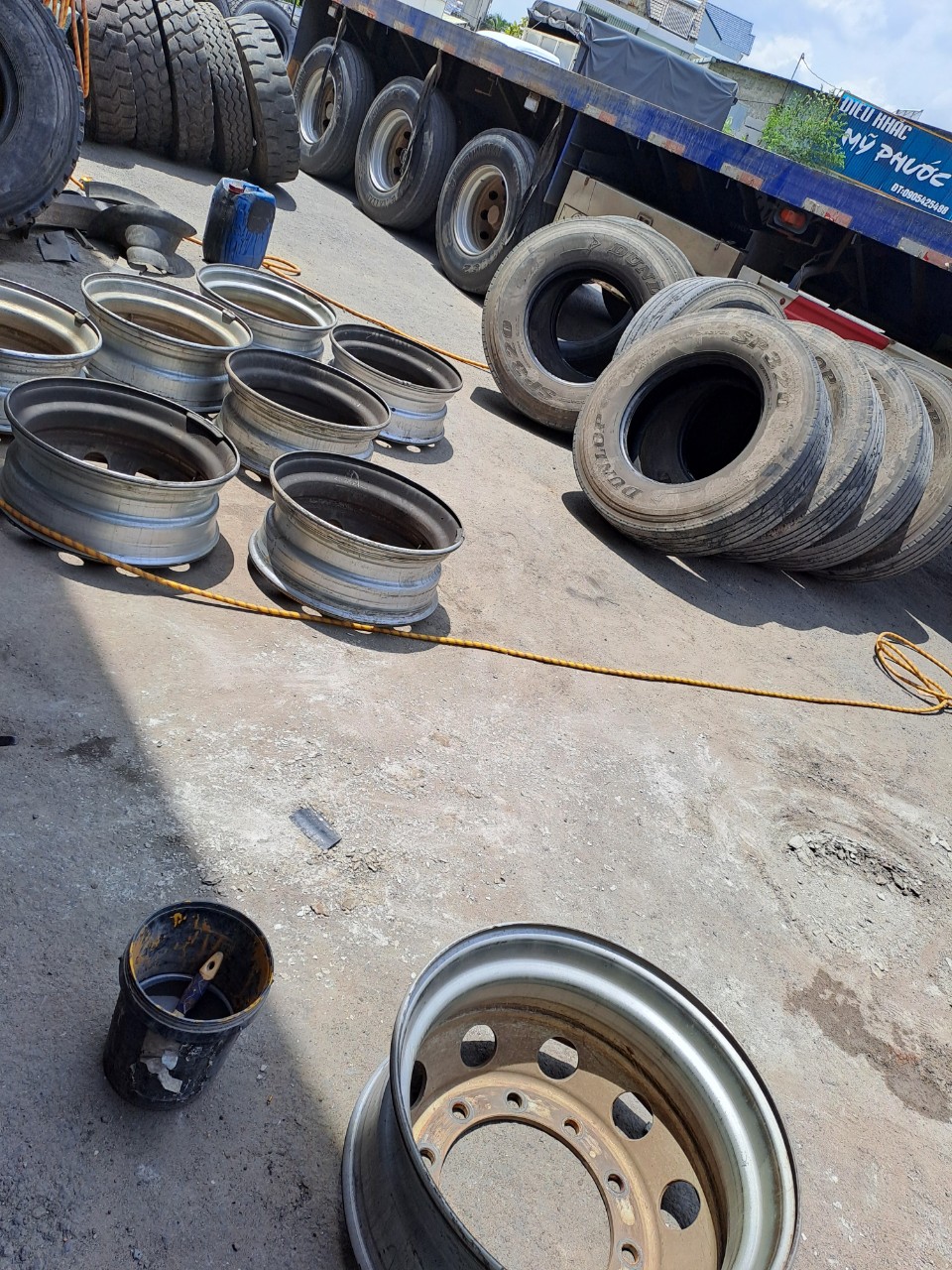 thay lốp xe container