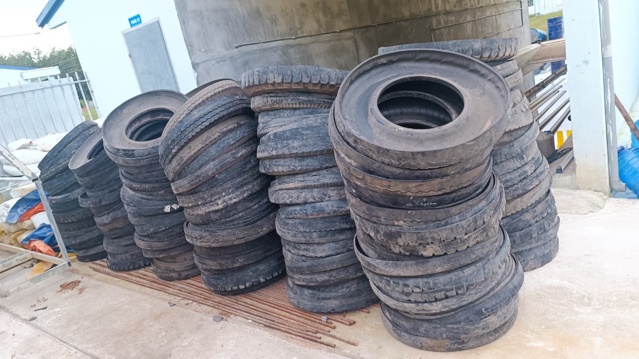 máng cho heo ăn - gà ăn từ lốp xe