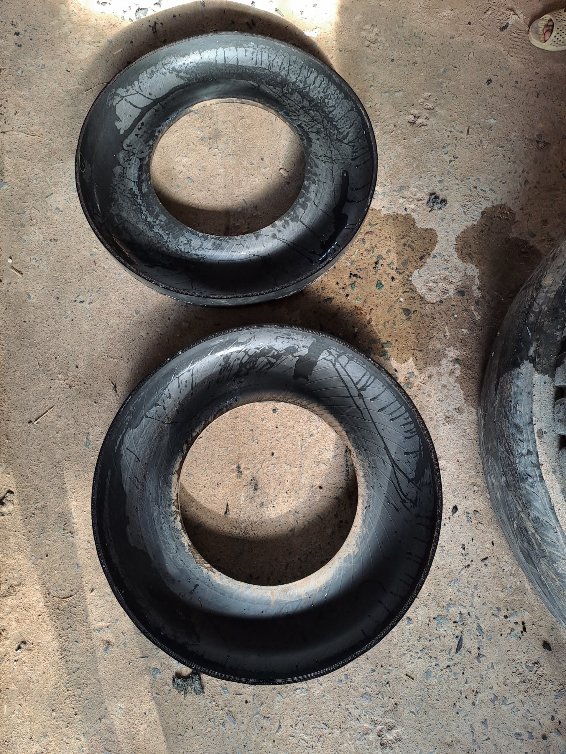 cung cấp máng heo ăn - gà ăn từ lốp xe