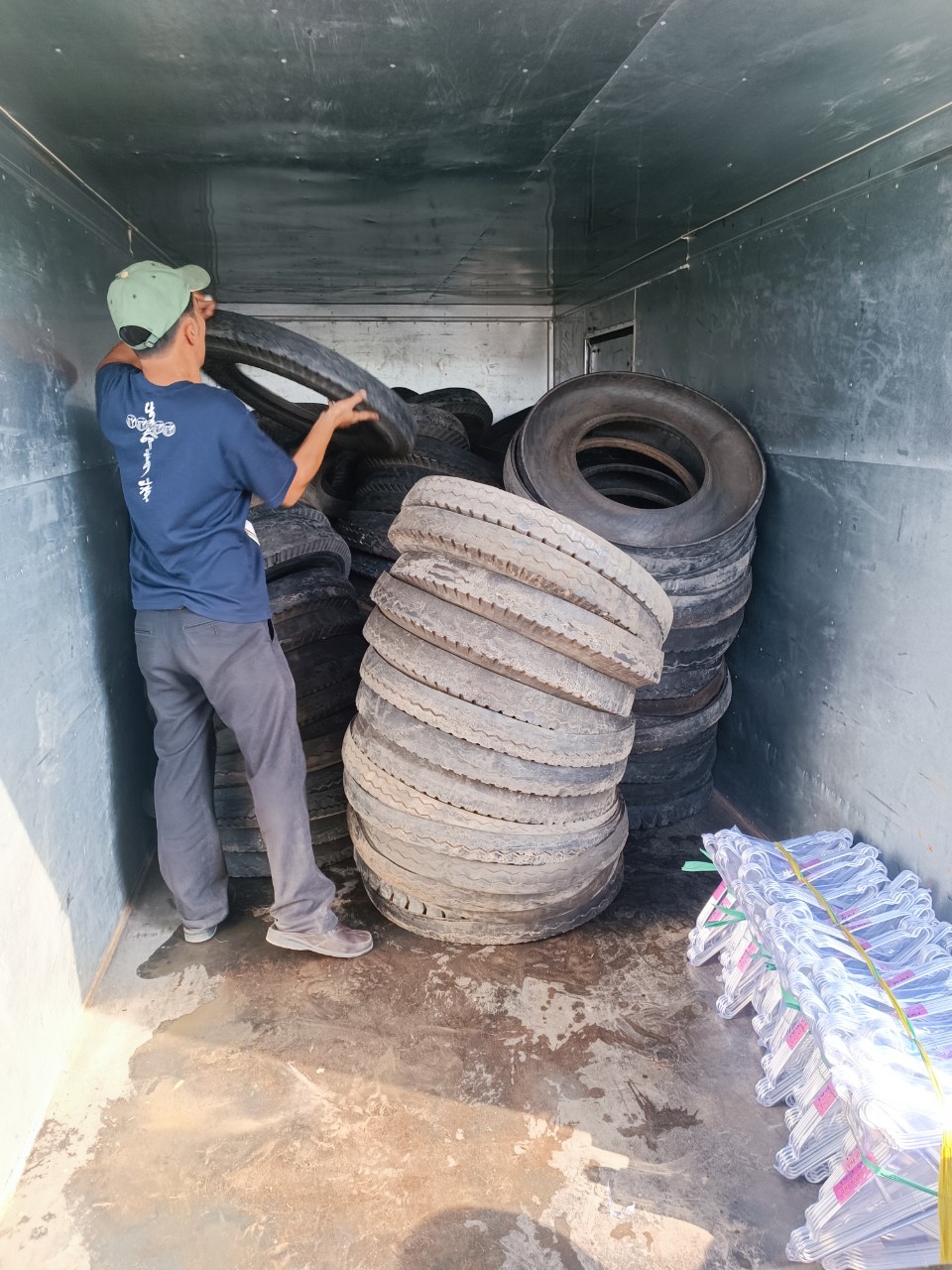 máng heo ăn bằng lốp xe giá rẻ