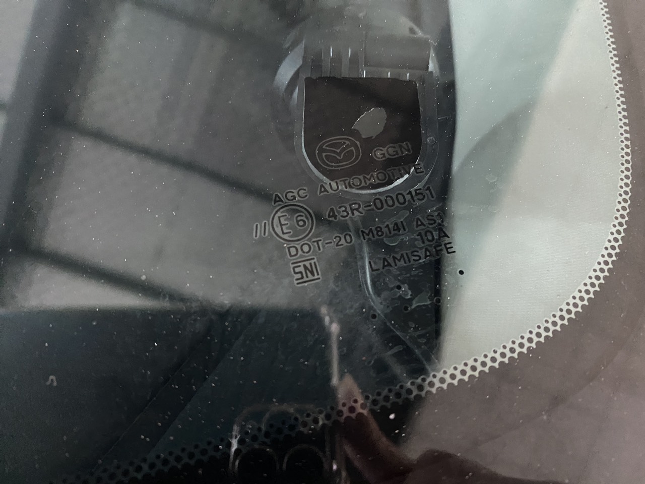 Tác dụng của những dải chấm đen trên kính chắn gió ô tô