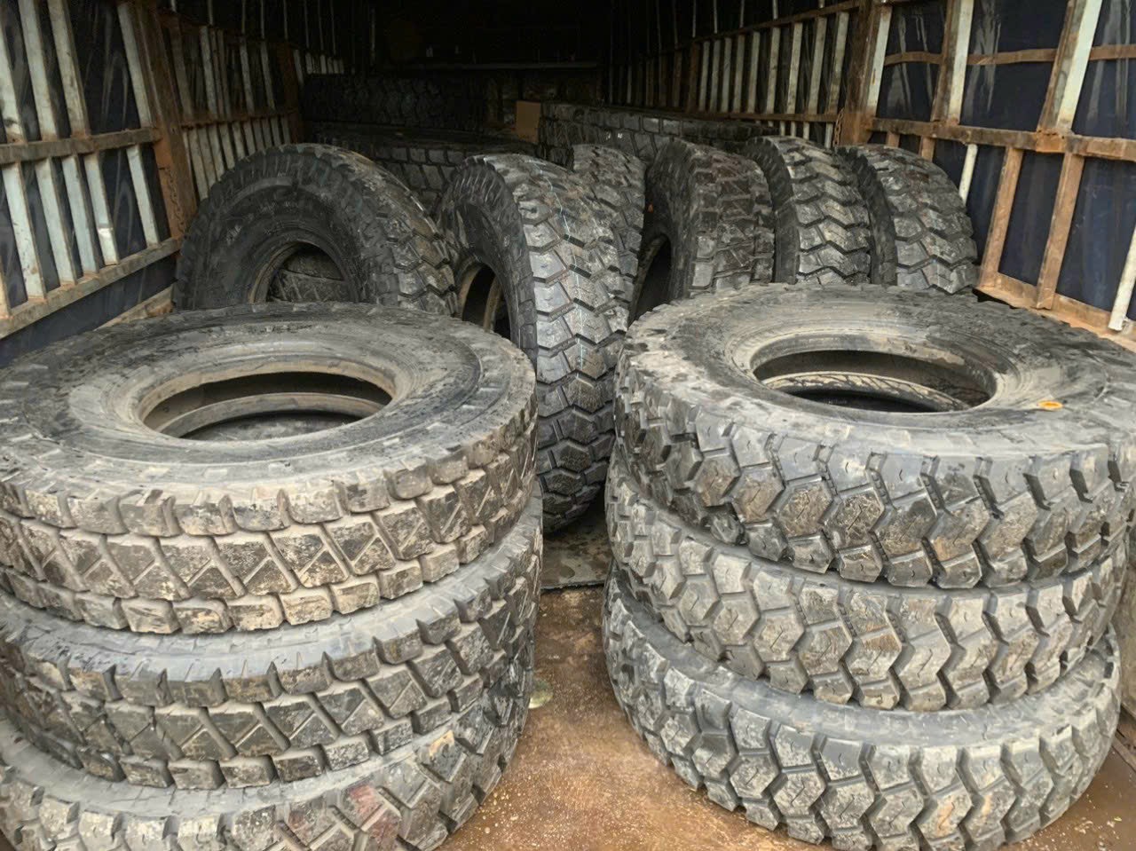 lốp dán gai mới xe tải 15 tấn