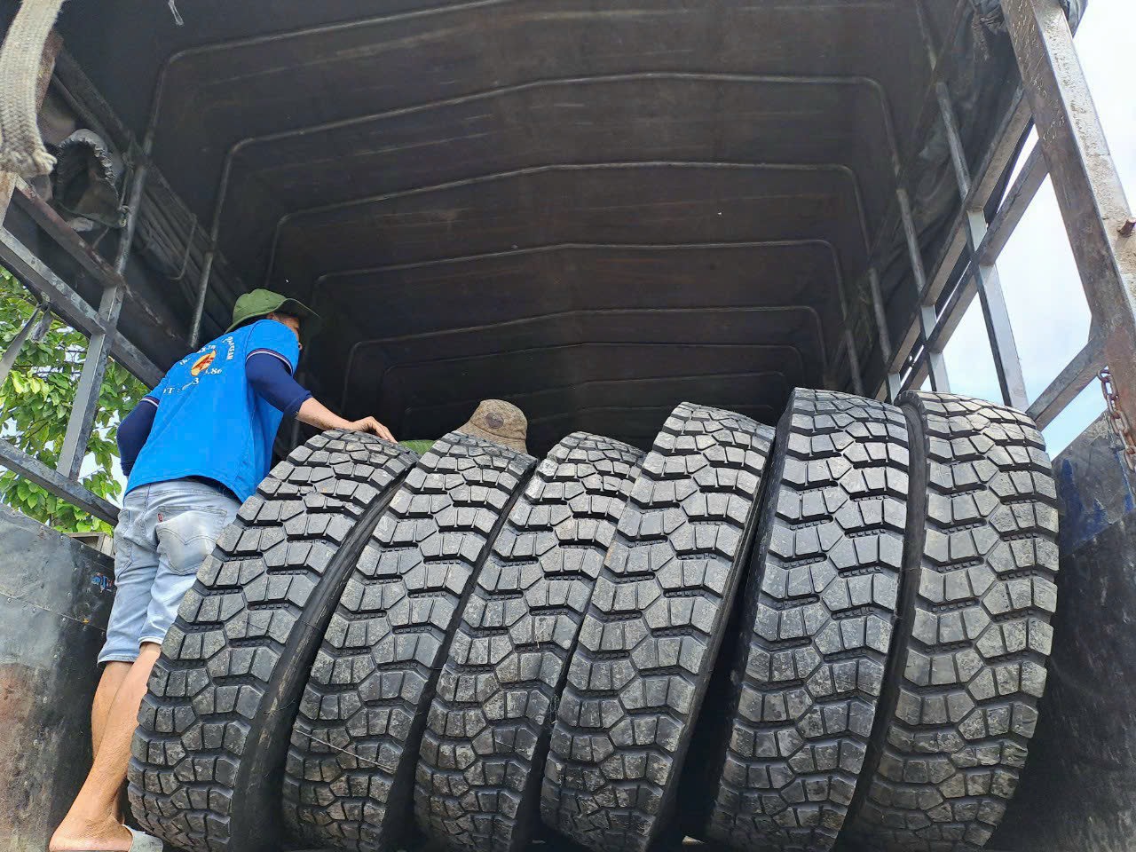 lốp dán giá rẻ thái bình