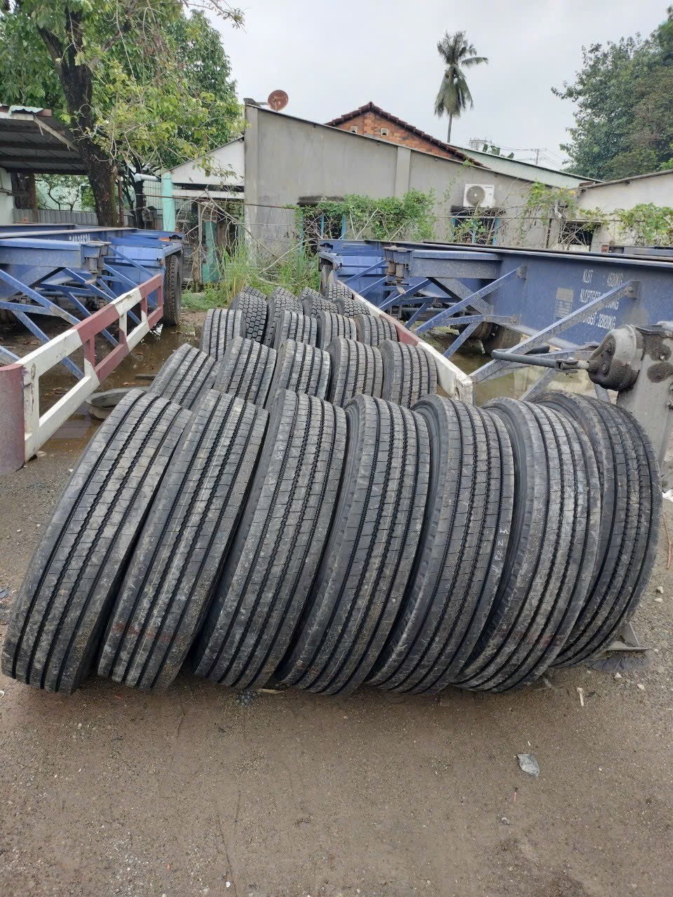 lốp dán chạy đường trường