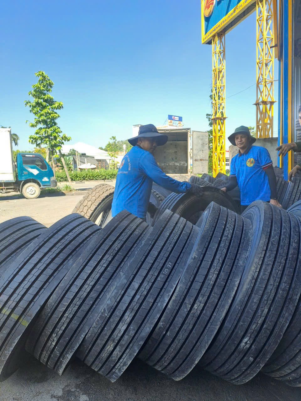 Lốp Dán Asean cung cấp lốp container - rơ mooc uy tín