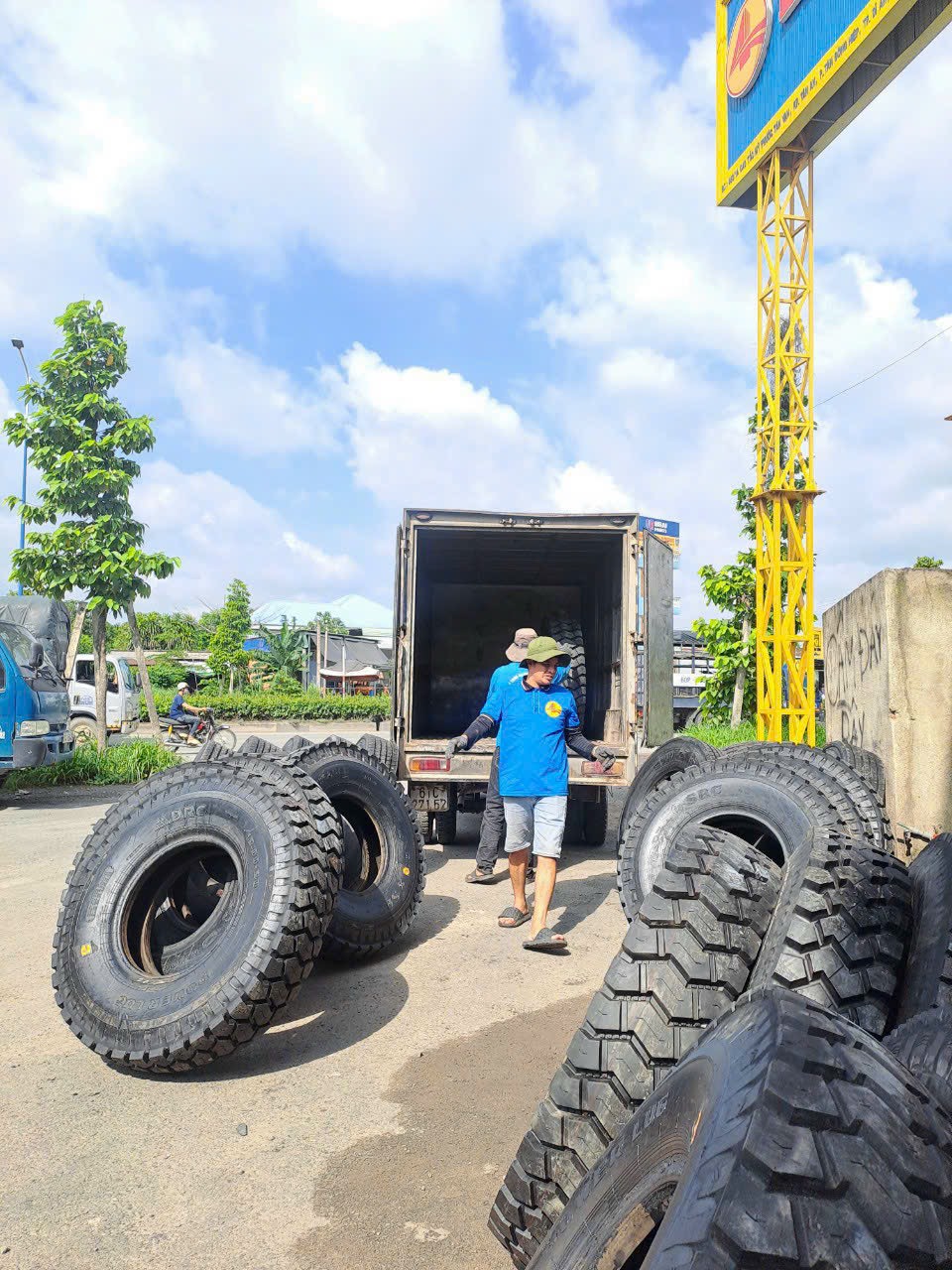 đại lý lốp dán xe tải nặng