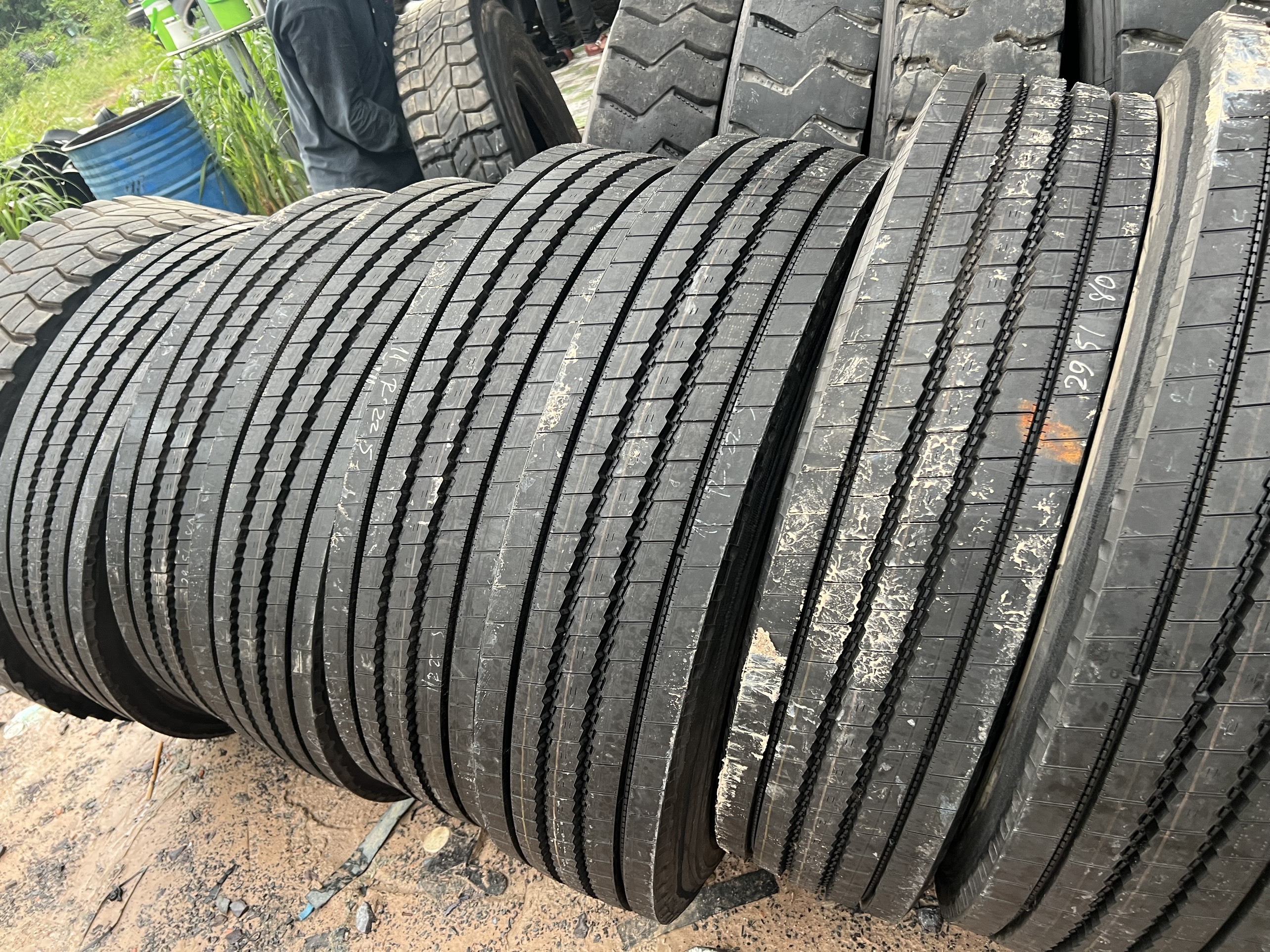 lốp dán giá rẻ trà vinh