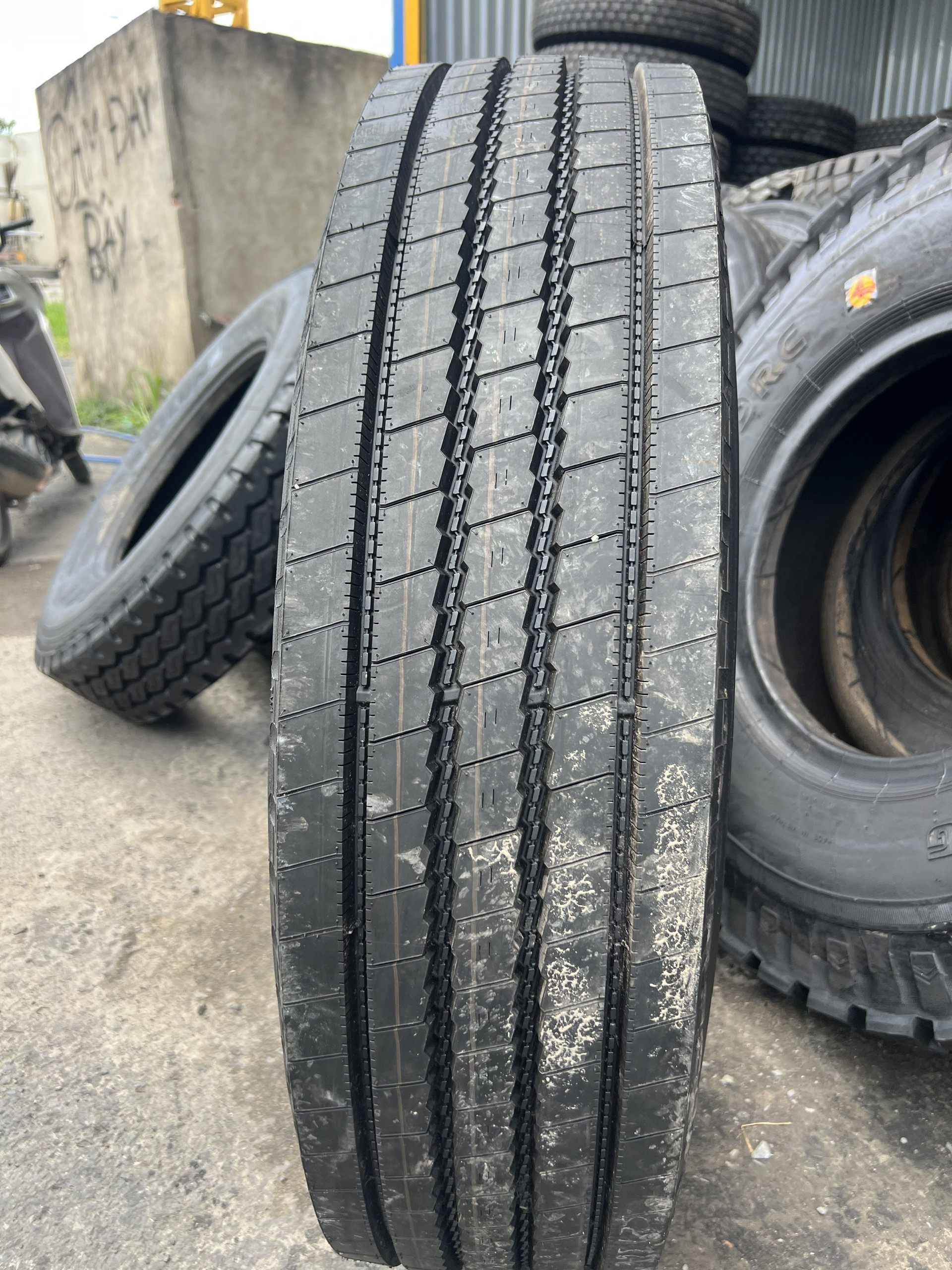 lốp dán gai xuôi 11R22.5 chạy trung chuyển