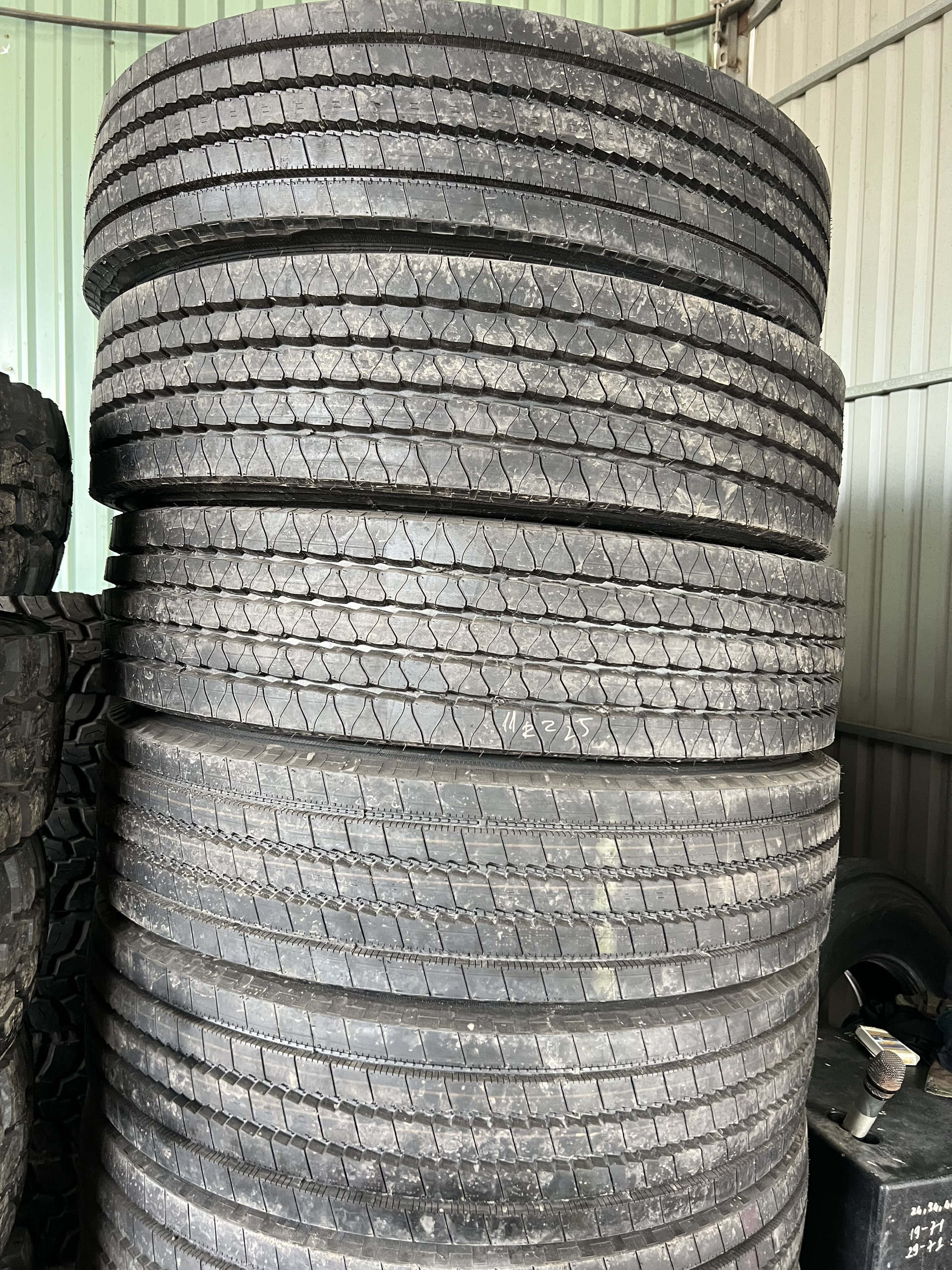 lốp dán gai xuôi chạy trung chuyển