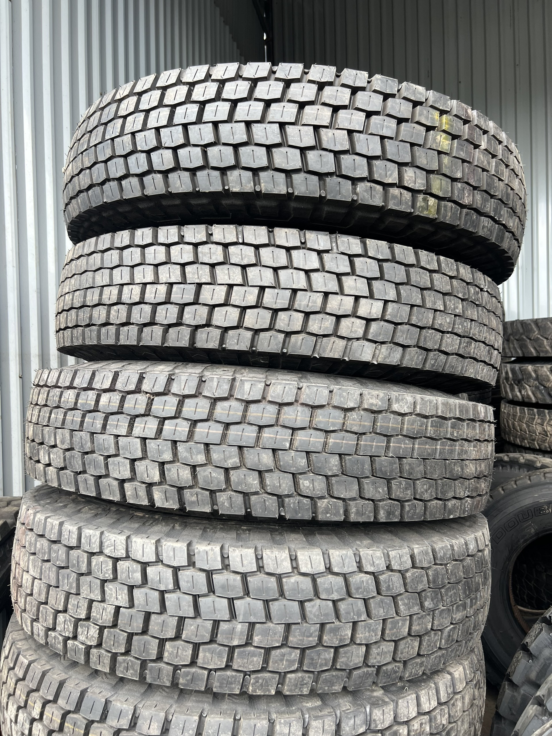 lốp dán 11.00-20 gai cục chạy trung chuyển