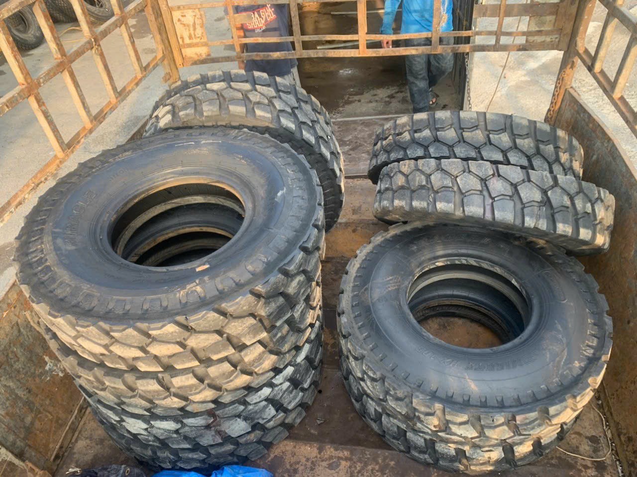 lốp dán xe tải tại TPHCM