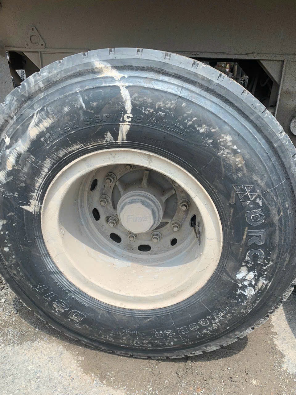 Lốp xe tải nên bơm bao nhiêu Kg?