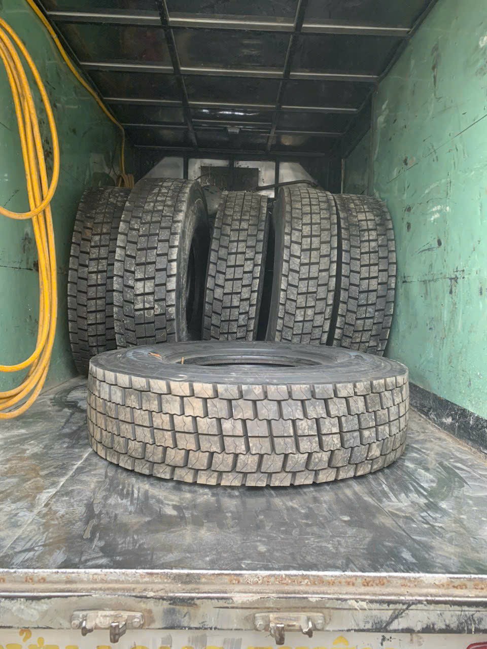 thay lốp xe tải - container lưu động