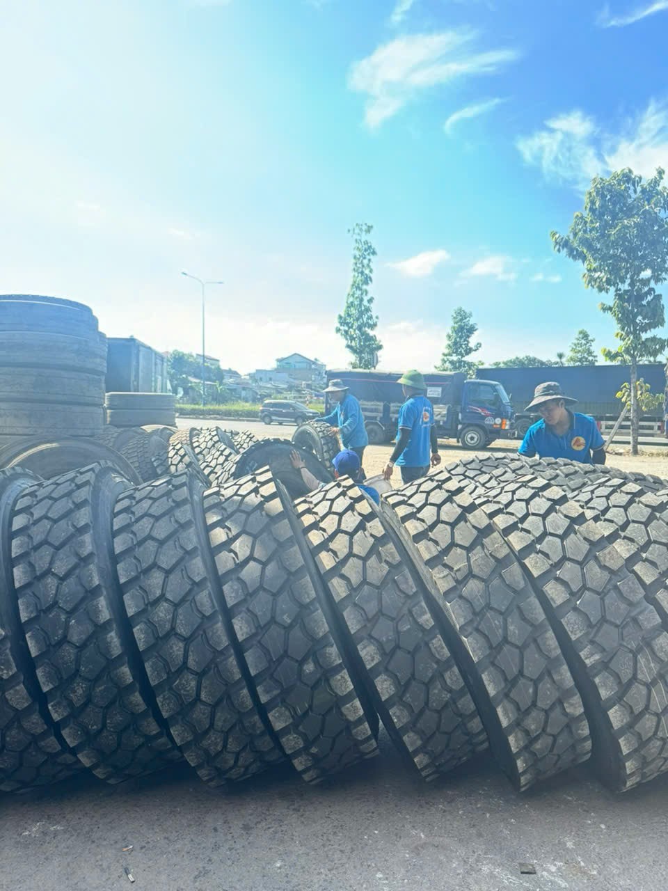 thay lốp dán xe ben giá rẻ