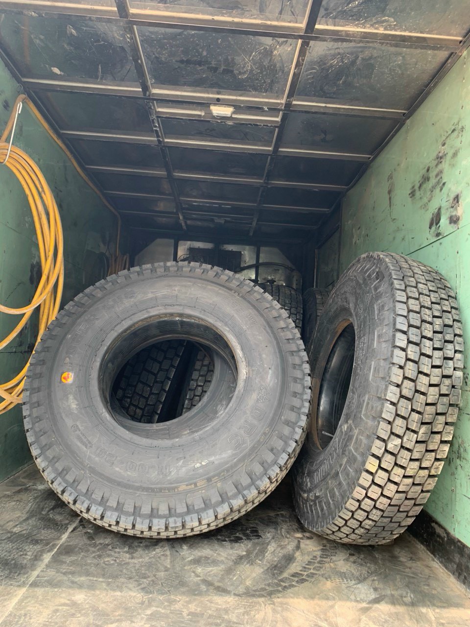 thay lốp dán container lưu động