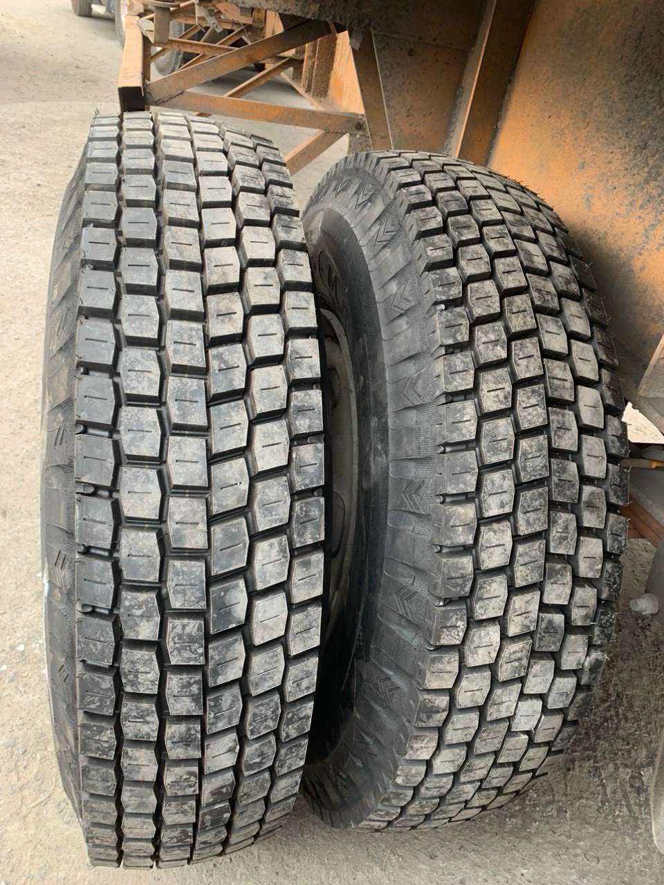 lốp xe đầu kéo hino giá rẻ