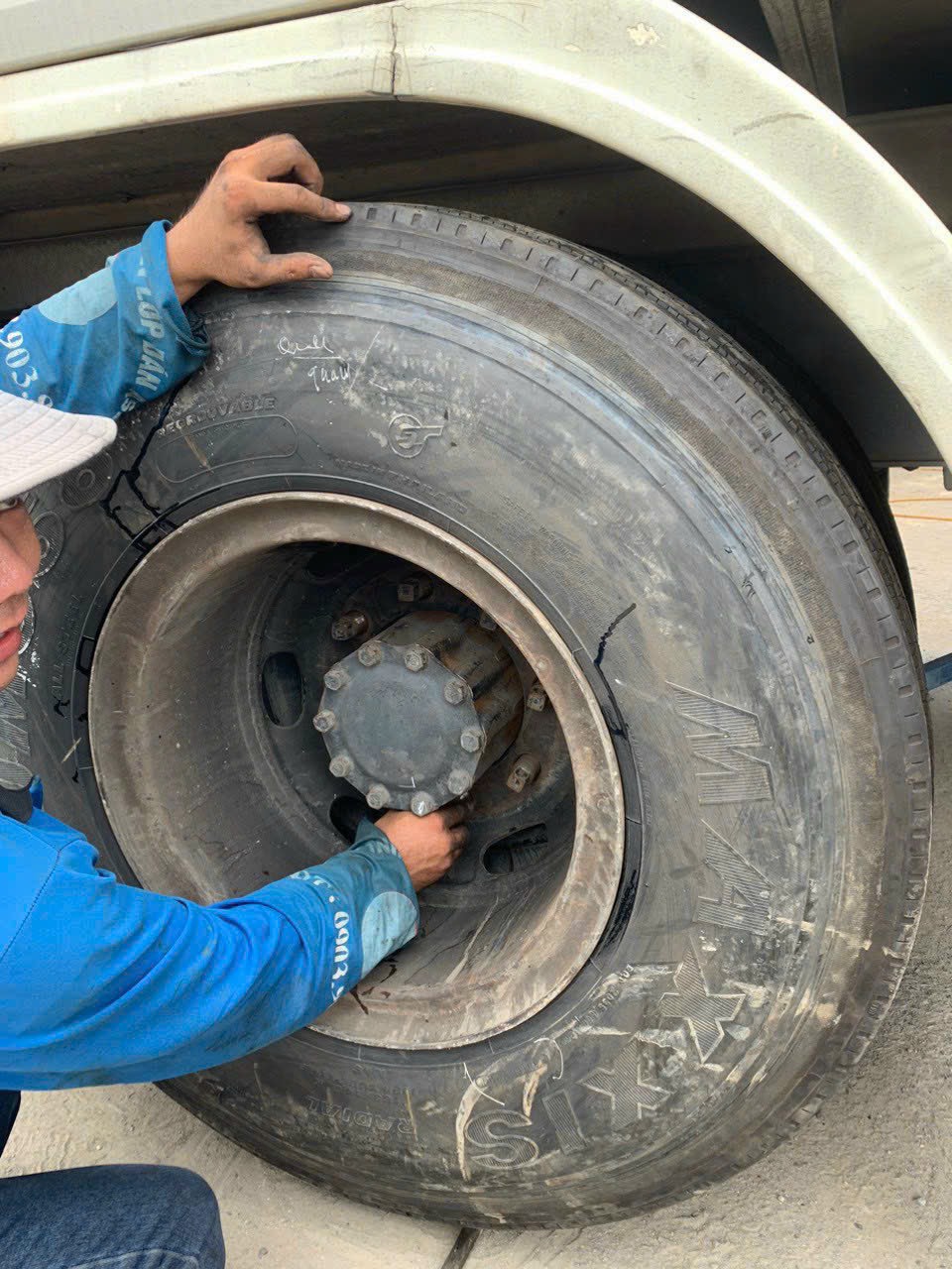 thời điểm nào bạn cần thay lốp xe