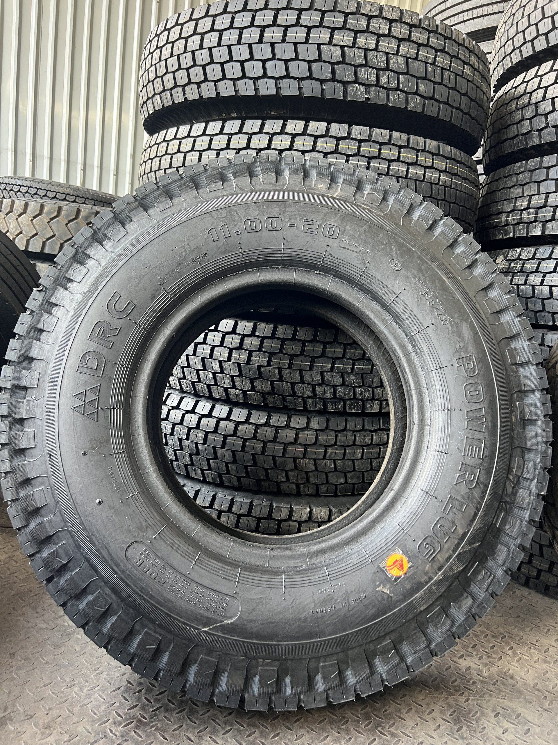 lốp dán bố vải 11.00-20 gai mới