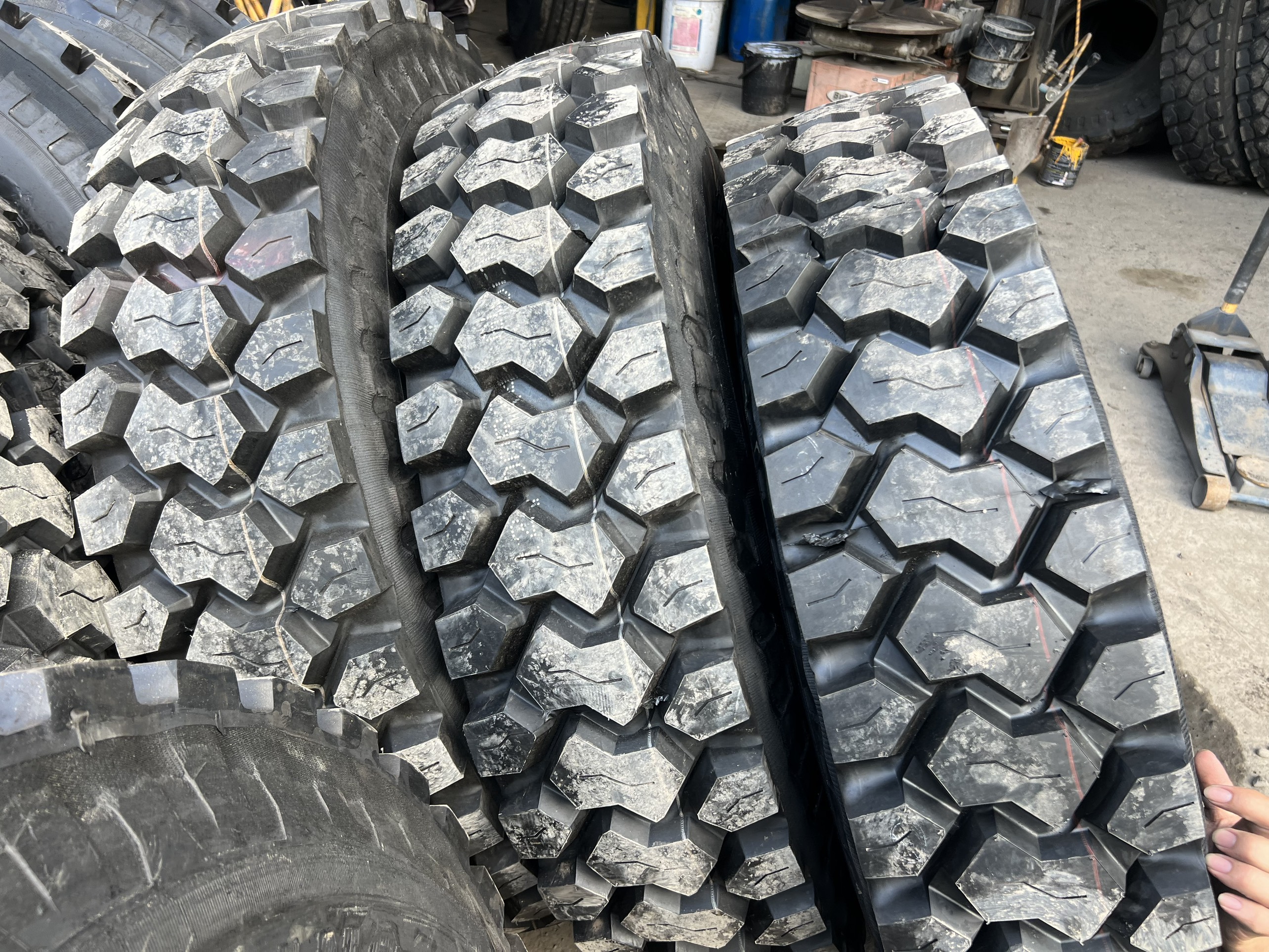 lốp dán bố thép 12.00R20 gai mới