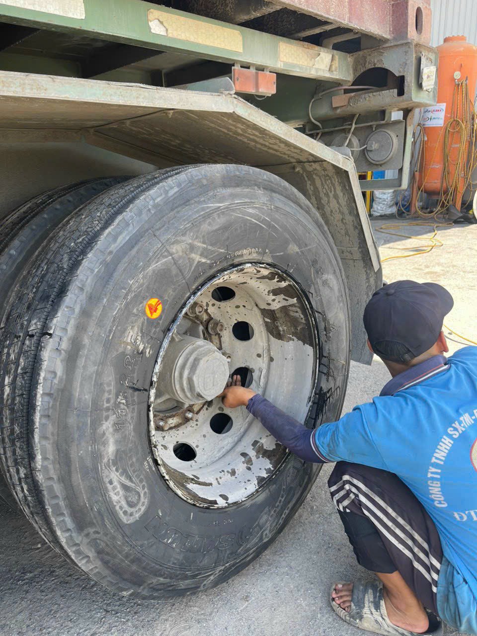 sửa chữa lốp xe tải và dịch vụ sửa chữa lốp xe tải TPHCM