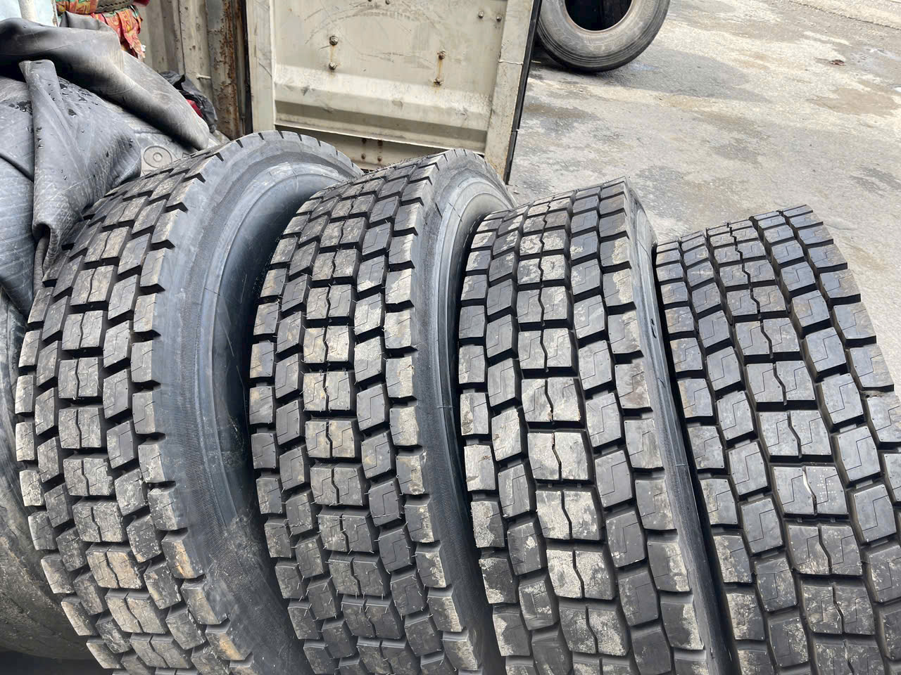 lốp dán tại bình dương